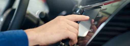 © Männliche Hand berühren Auto Sensor Panel - serhiibobyk Trend zu mehr Bildschirmen im Auto - nützlich oder gefährlich?