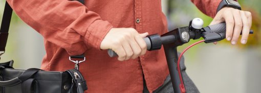 © Man Riding Electric Scooter Closeup - seventyfourimages E-Roller - Wie kommen die Straßenflitzer in Deutschland an?
