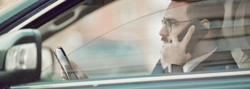 © Mann mit Handy im Auto - AnnaStills Handy am Steuer - Tödliche Gefahr