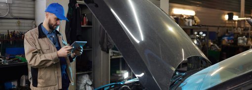 © Moderner Automechaniker mit Tablet PC - AnnaStills Was passiert eigentlich auf einem Leistungsprüfstand?