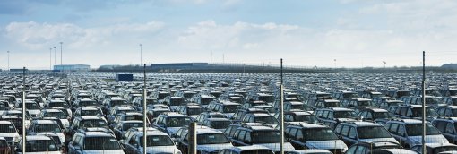 © Neue Autos auf Parkplatz - Mint_images Auswirkungen des Kriegs in der Ukraine auf die Autobranche