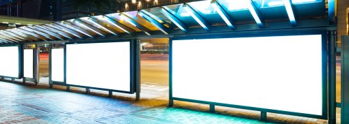 © Nachtbusstation mit Blanko-Plakat - leungchopan Das richtige Fahrverhalten an einer Bushaltestelle