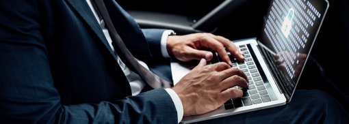 © Teilansicht eines Geschäftsmannes, der Laptop mit GDPR-Illustration im Auto - LightFieldStudios Datenkrake Auto - das Milliardengeschäft mit den von Autos gesammelten Daten