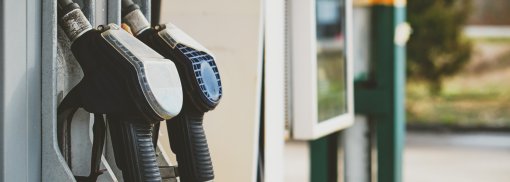 © Benzinpumpe in Tankstelle - linux87 Spritpreise auf Rekordniveau