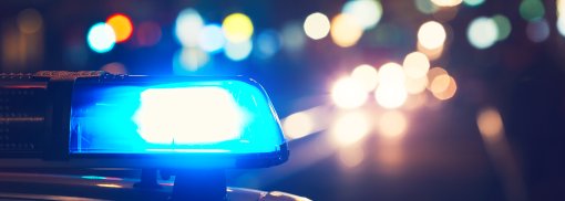 © Police car on the street - Chalabala Was darf die Polizei bei einer Kontrolle und was nicht?