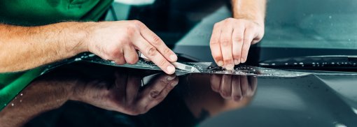 © Professional worker install paint protect - NomadSoul1 Wissenswertes zu Lackschutzfolie gegen Kratzer
