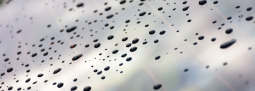 © Regentropfen spritzen auf das Glas des Autofensters. - tewnty20photos Intelligent Glass control: Dunkle Scheiben auf Knopfdruck
