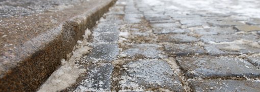 © Reagenz — technisches Salz macht die Straße sicher - varyapigu Tipps zum Entfernen von Streusalzresten