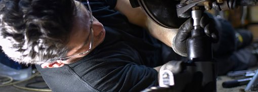 © Ersatzauto Vorderachse unteres Kugelgelenk mit pneumatischem Drehmomentschlüssel - twenty20photos Tieferlegen: Kosten, Nutzen & Informationen