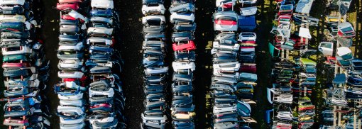 © Row of Car Doors in Junkyard. Srap Metal Recycle. Abstract Pattern. Aerial Drone View - merc67 Wo landen Deutschlands Schrottfahrzeuge?