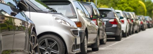 © Kleinwagen geparkt zwischen anderen Autos - bilanol Welche Kleinwagen sind am besten für die Stadt geeignet?