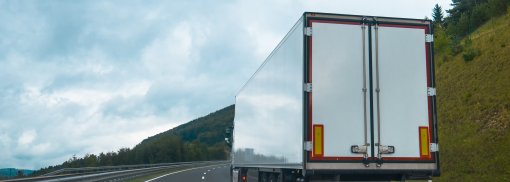 © Sattelwagen mit Anhänger - stevanovicigor Fahrverbot für LKWs an Feiertagen und Sonntagen: Für wen gilt es?