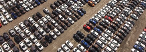 © Abstellraum mit Neuwagen - a_medvedkov Alle Auto-Neuheiten 2023