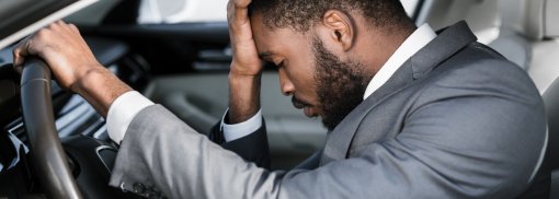 © Stressed businessman feeling headache in car - Prostock-studio Die Gefahr des Sekundenschlafs