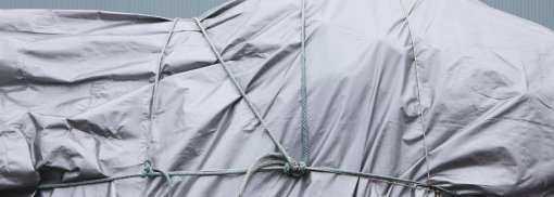 © Abdeckplane und Seil - Mint_Images Autoplanen - Sinnvoll oder nicht?