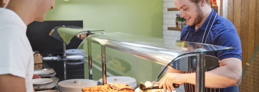 © Teenage Students Being Served Meal In School Canteen - monkeybusiness Die Autobahnraststätten Europas: Von mangelhaft bis rundum perfekt