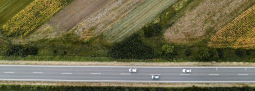 © Drei weiße Autos auf der Straße, Luftaufnahme - stevanovicigor Unterschätzte Gefahr beim Überholen auf der Landstraße