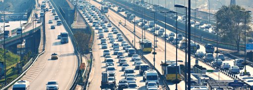 © Stau auf überfluteter Autobahn - Sandsun Die Anzahl der Autos in Deutschland: Aktuelle Statistik