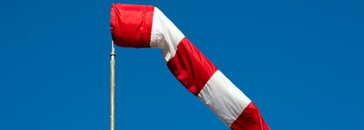 © Windsocke - elxeneize Ab wann wird Wind zur Gefahr für Autofahrer?