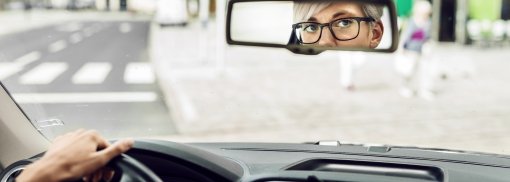© Frau autofahren - astrakanimages Nötigung im Straßenverkehr