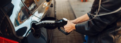 © Frau mit Pistole Kraftstoffe Fahrzeug auf Tankstelle - NomadSoul1 Lohnt sich ein Dieselfahrzeug noch?