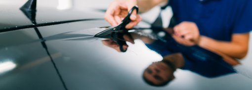 © Arbeiter mit Schere, Auto-Tönung Installation - NomadSoul1 Was bei abgedunkelten Scheiben zu beachten ist