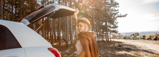 © Junge schöne Frau reist im Auto auf Naturwald - twenty20photos Ausstattung für einen Ausflug in die Wildnis