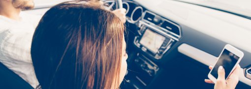 © Junge Frau Co-Pilot mit einem Handy in einem Auto - Click_and_Photo Diese Dinge sollten Sie als Beifahrer vermeiden